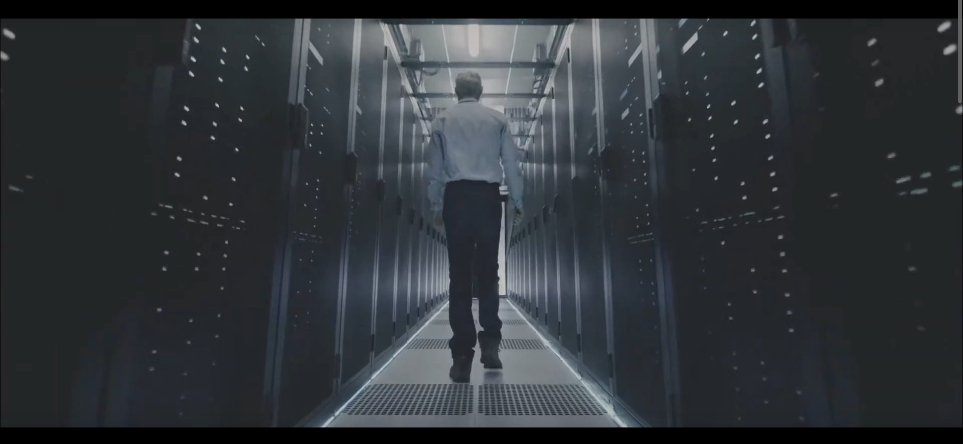 image issue d une video corporate montrant une personne dans une salle de serveurs