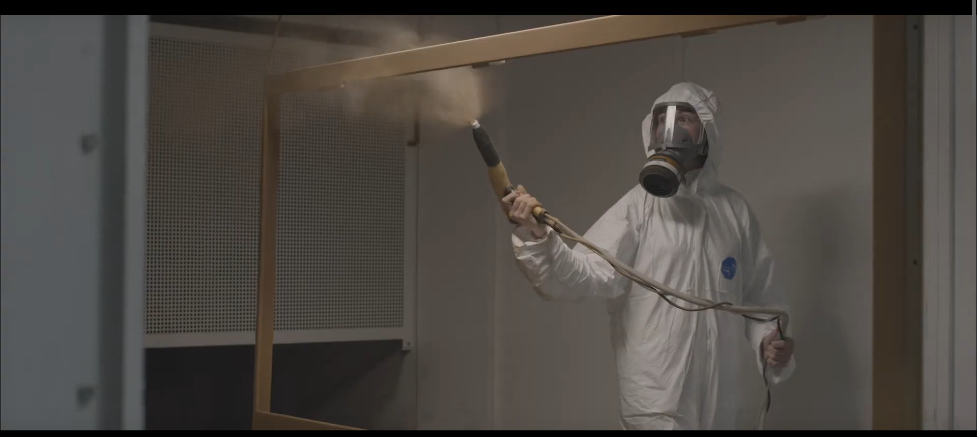 image issue d une video corporate d une societe industrielle montrant une peinture au pistolet