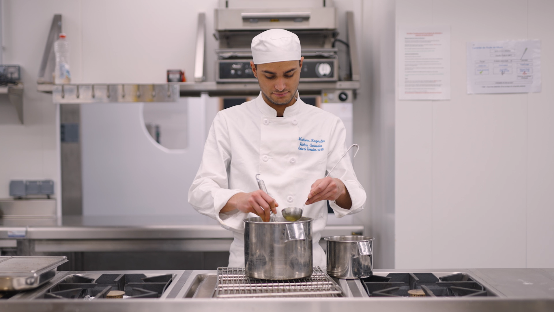 image issue d une video corporate montrant un chef cuisinier dans sa cuisine professionnelle