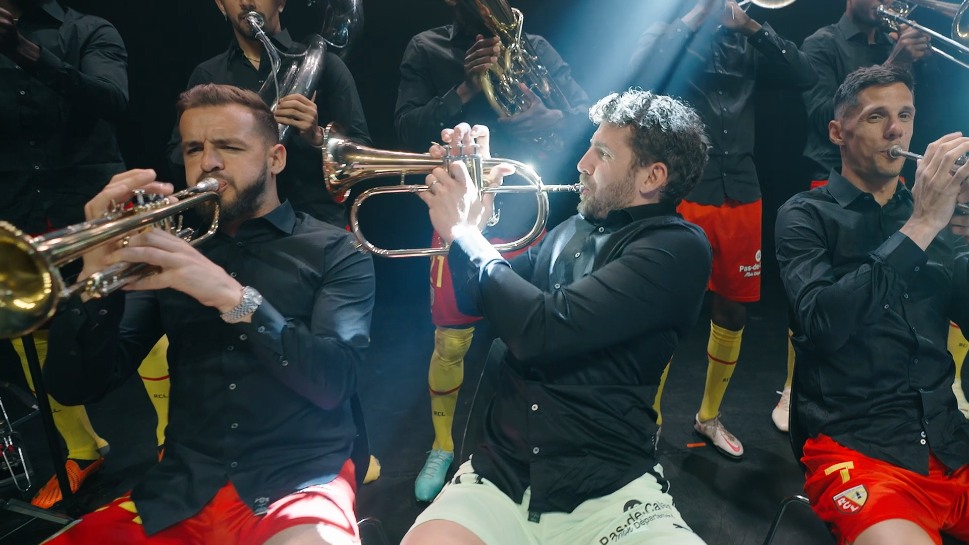 image issue d une campagne digitale montrant une équipe de foot jouant dans un orchestre