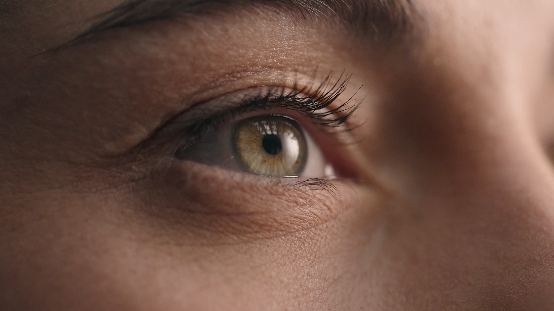 image issue d une video corporate montrant l'oeil d une femme en gros plan