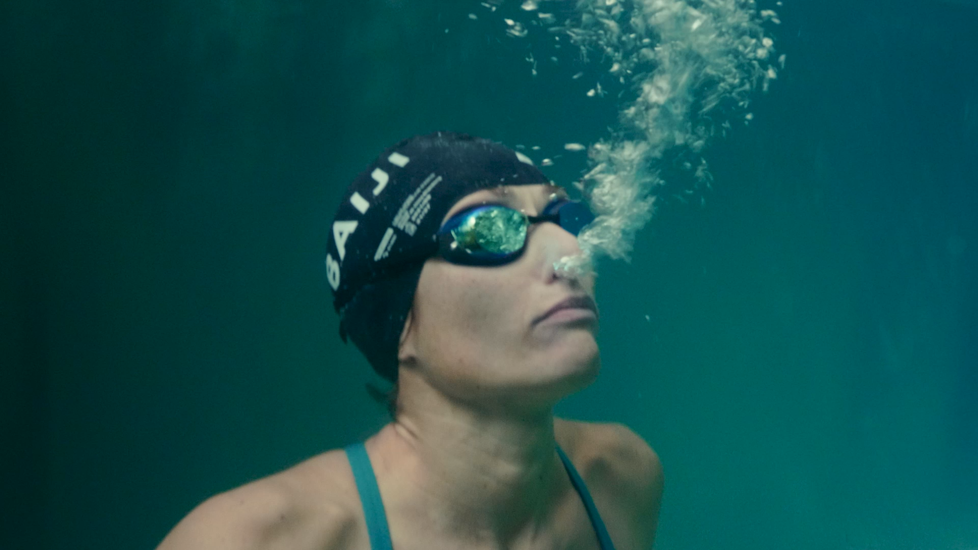 image issue d une video corporate montrant une nageuse sous l'eau
