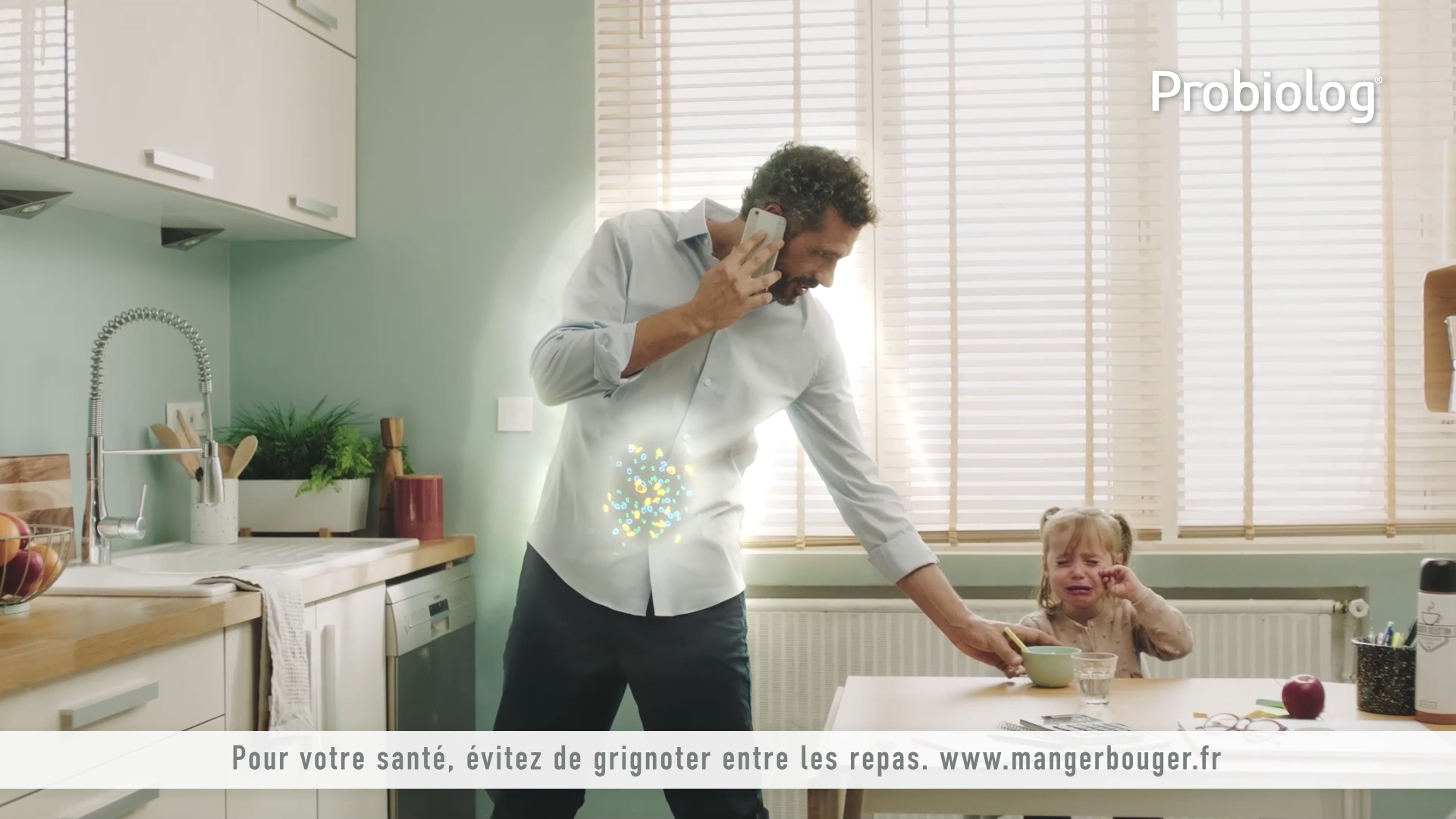 image issue d un spot tv montrant un jeune papa au petit déjeuner avec son enfant