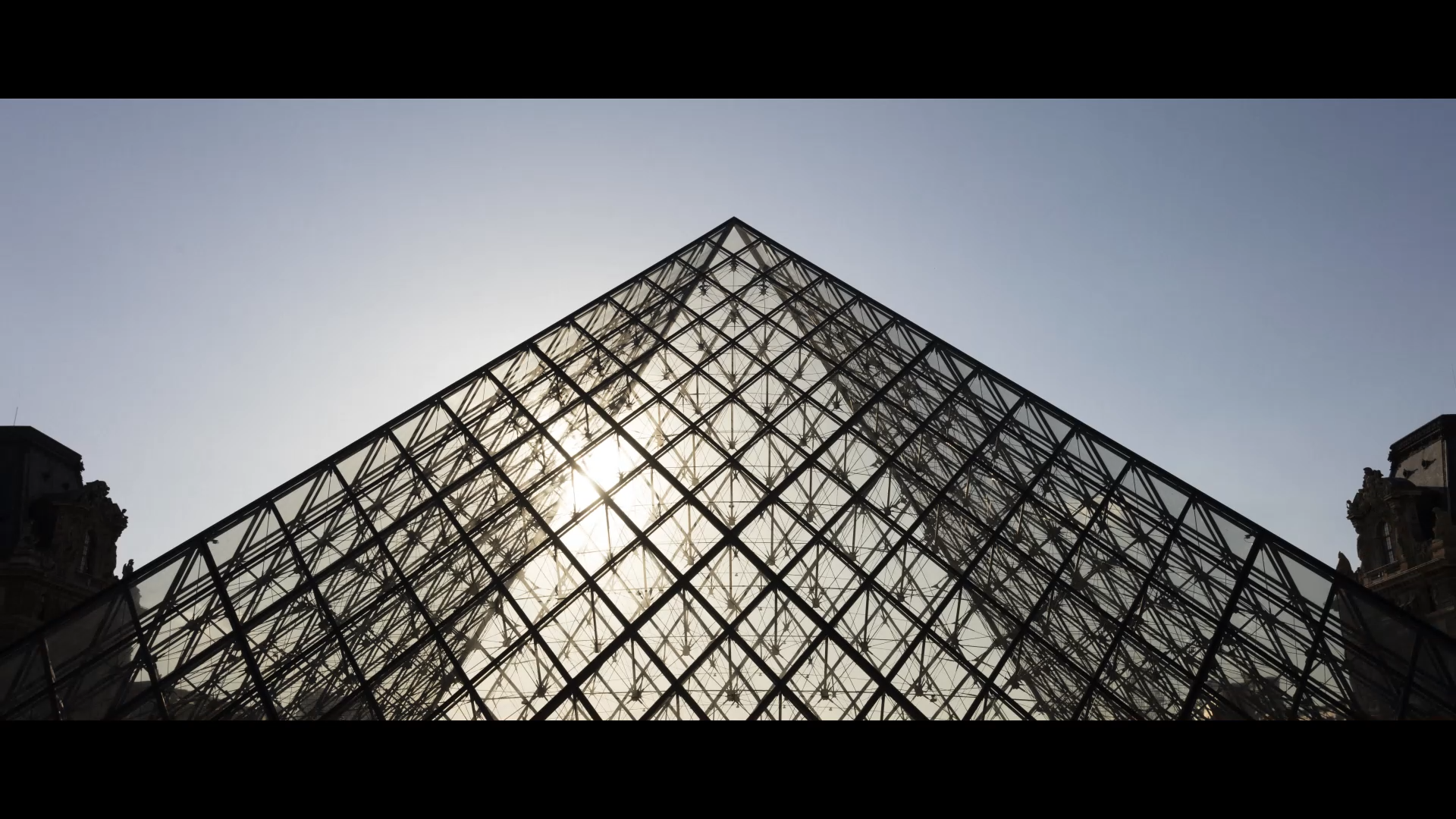 image de la pyramide du louvre