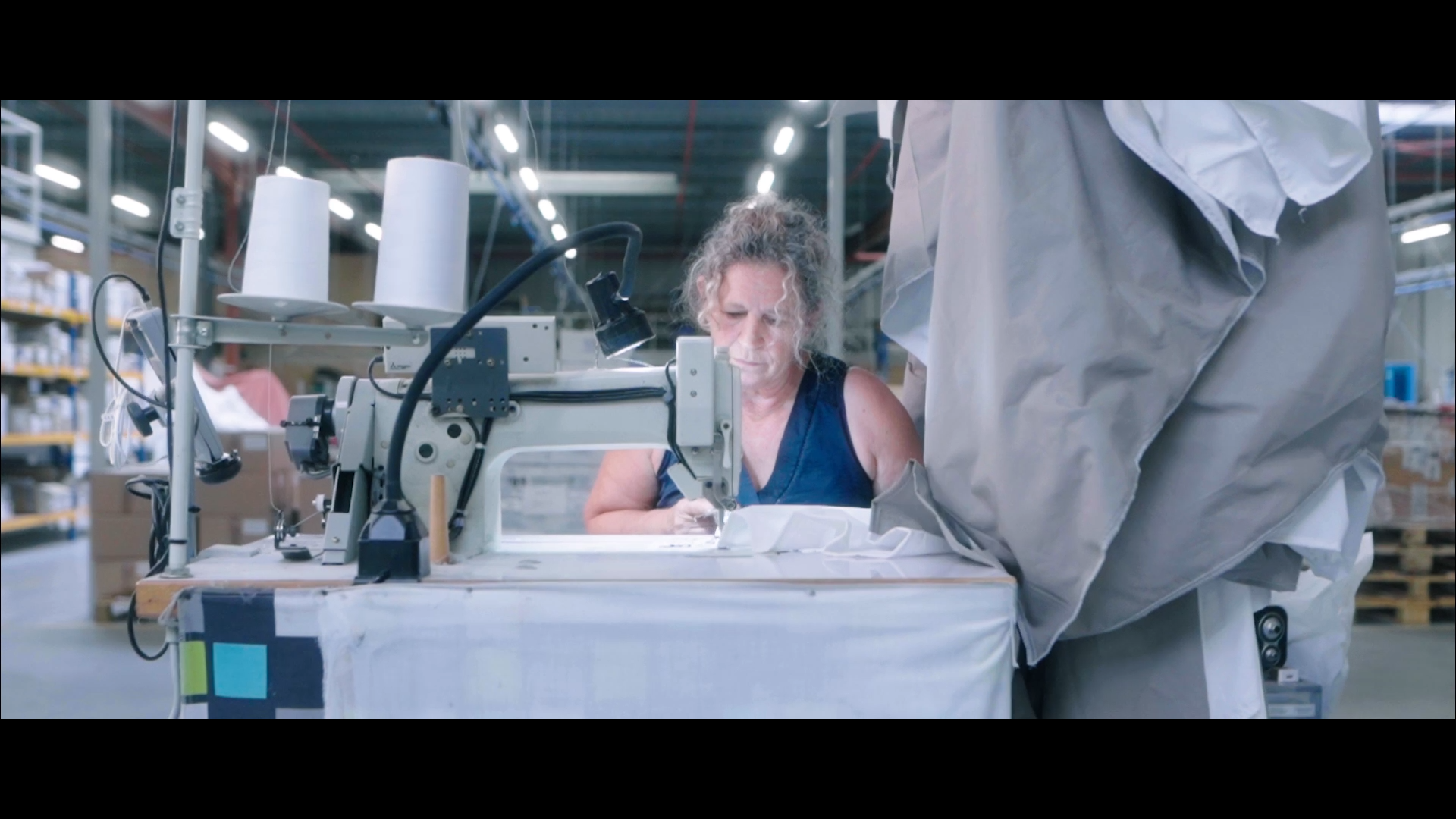 image issue d une video corporate montrant une couturiere dans un atelier de fabrication de linge de maison