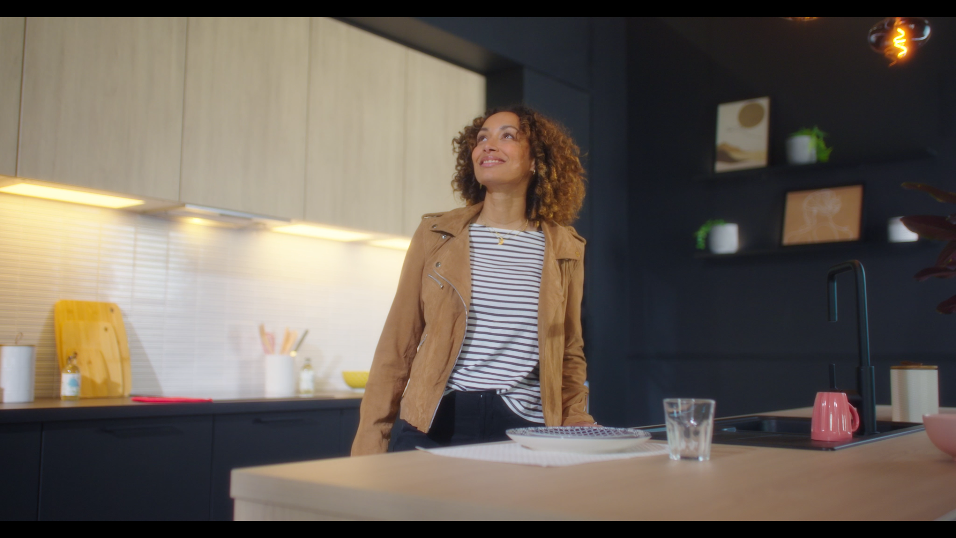 image issue d un spot tv montrant une jeune femme dans une cuisine