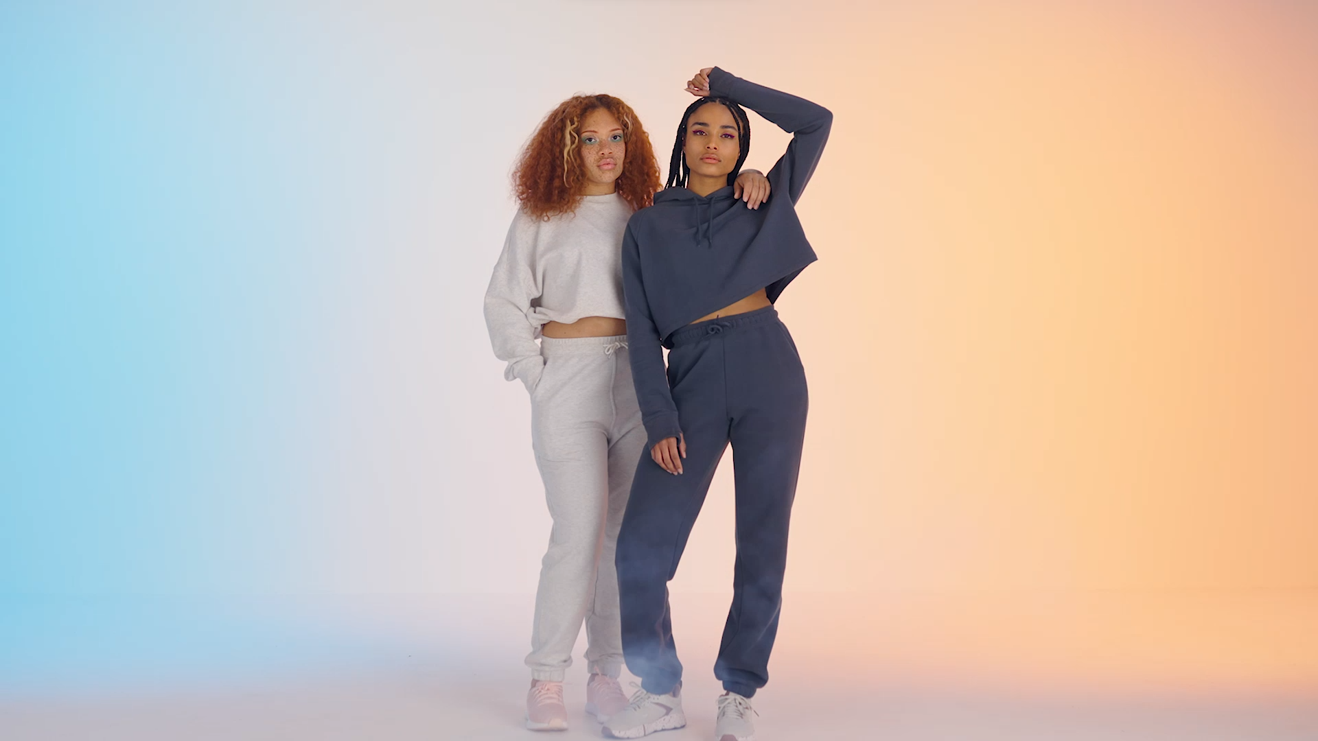 image issue d une video produit montrant deux filles en studio en tenue de sport