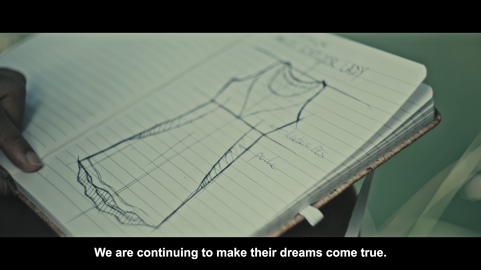 image issue d une video corporate montrant le schema de fabrication d une robe