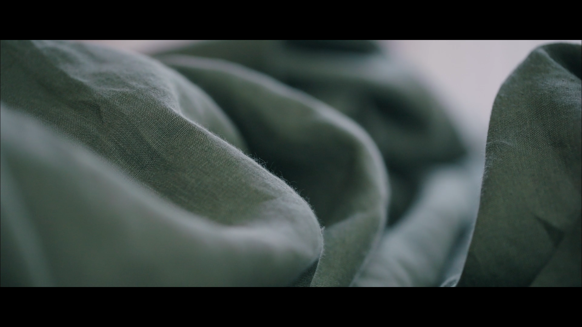 image issue d une video corporate montrant le gros plan d un textile en lin