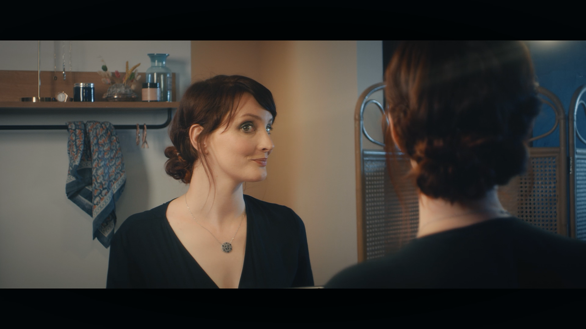 image issue d un spot tv montrant une jeune femme se regardant dans le miroir de sa salle de bains