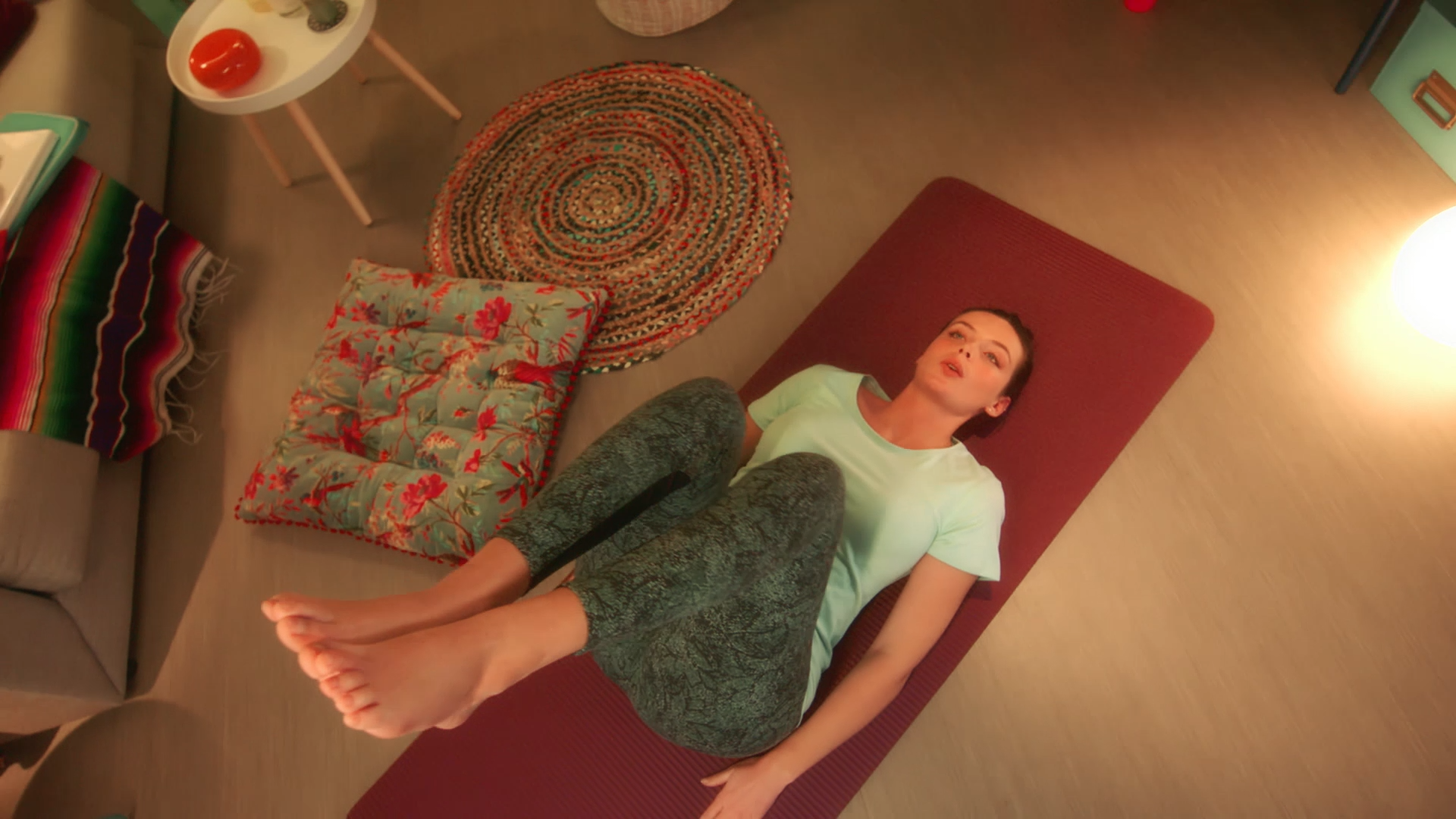 image issue d une video produit présentant une femme sur un tapis en train de faire du pilates