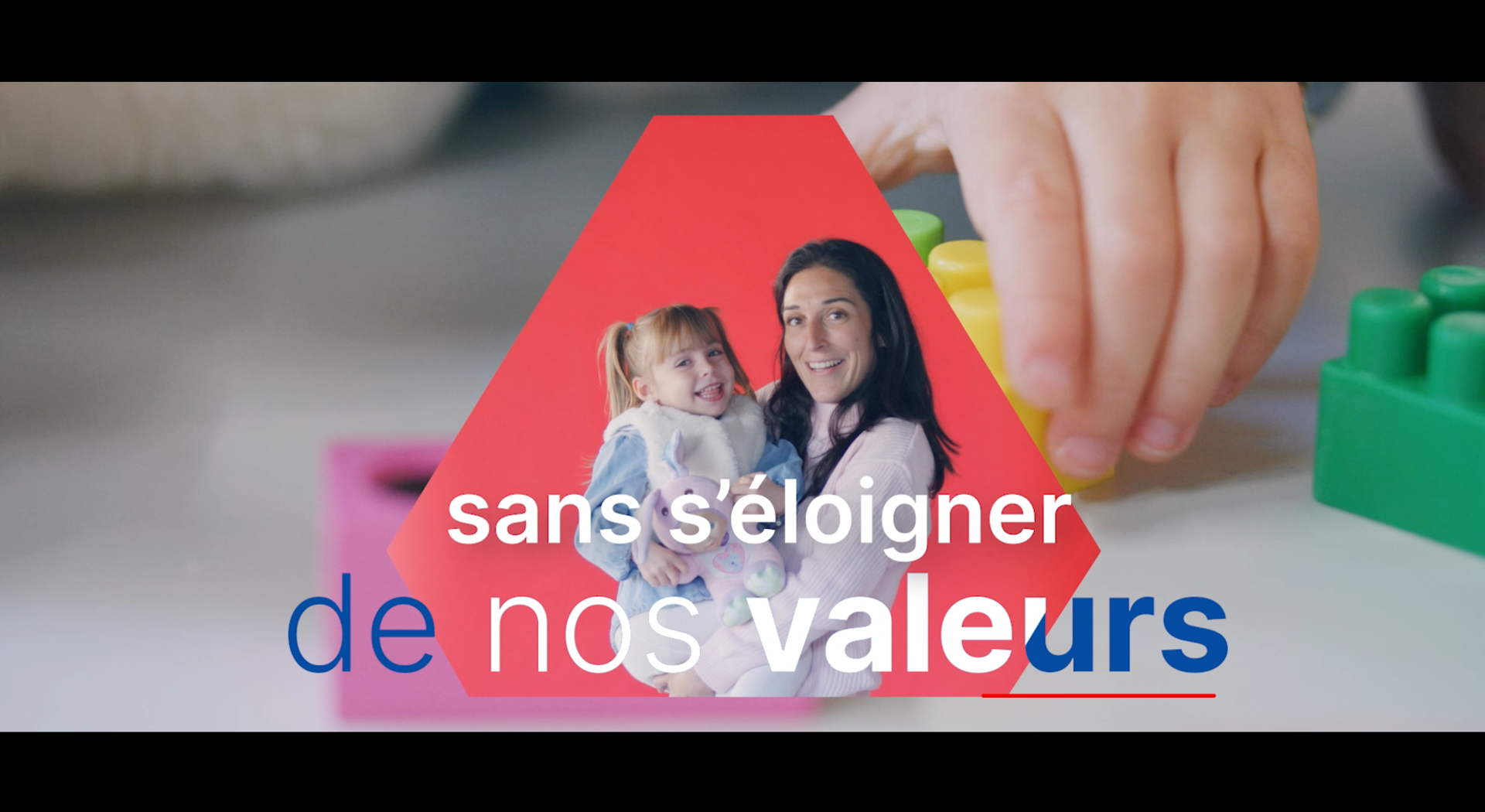 image issue d'une video corporate banque montrant un enfant et une puericultrice