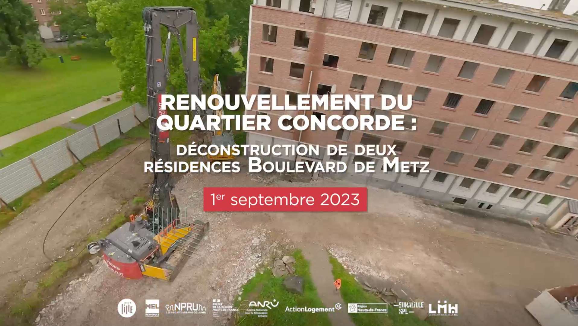 Image issue d'un reportage vidéo vue du haut d'un immeuble filmé au drone lors de sa destruction par une machine de chantier